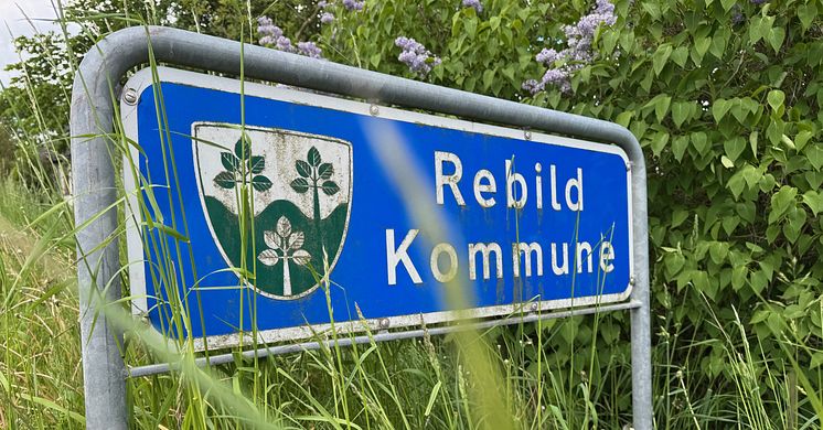 Billede af et kommuneskilt med navnet Rebild Kommune
