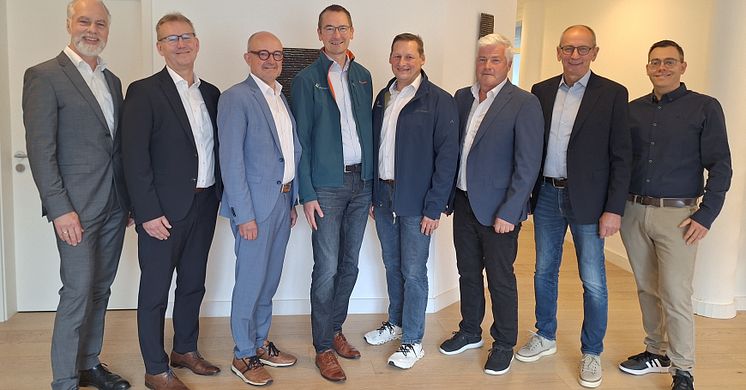 Jens Brunke, Jürgen Noch und Andreas Speith von Westfalen Weser gemeinsam mit Thorsten Ortjohann, Andreas Schmitt, Winfried Gödde, Michael Obst und Matthias Rieger von WestfalenWIND (v.l.n.r.).