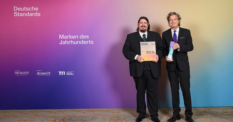 GEHWOL honoured: Gerlach Managing Director Timor Gerlach-von Waldthausen received the ‘Brand of the Century’ award from publisher Dr Florian Langenscheidt at the Hotel Adlon in Berlin. Picture: www.deutsche-standards.de