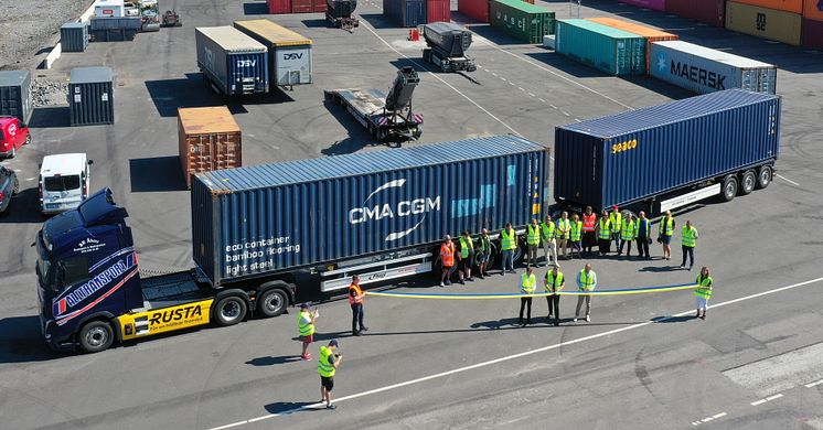 Daniel Johansson, Supply Chain Manager, Stadiuim,  Mathias Lidén, VD, Alltransport och Marcin Karluk, Transport Manager, Rusta klipper bandet när regionens första eldrivna HCT-ekipage välkomnas till Norrköpings Hamn.