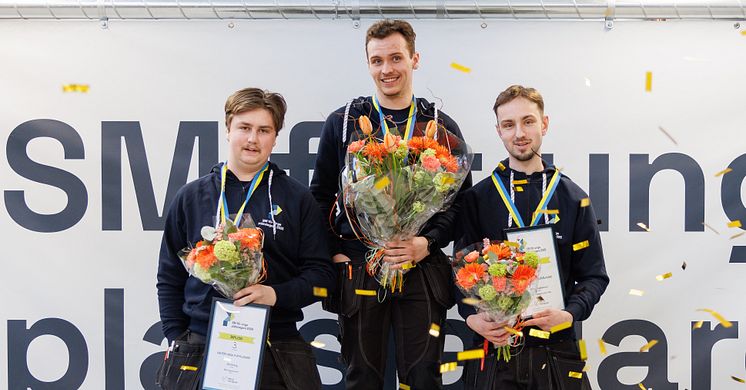 Medaljörerna i SM för unga plåtslagare 2025: Fr.v. 3:a Olle Krång, Mora Gymnasium i Mora. 1:a Emil Persson, Wisbygymnasiet i Visby. 2:a Wilmer Gustavsson, Uppsala Yrkesgymnasium Jälla i Uppsala