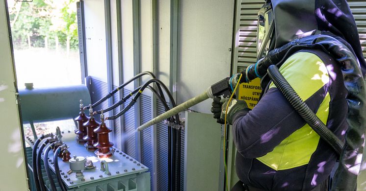 Kraftringens nätstation rengörs med torrisblästring.