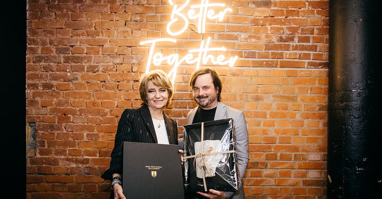 Mayor Hanna Zdanowska handing over the Urban Future Baton to Deputy Mayor Rok Žnidaršič