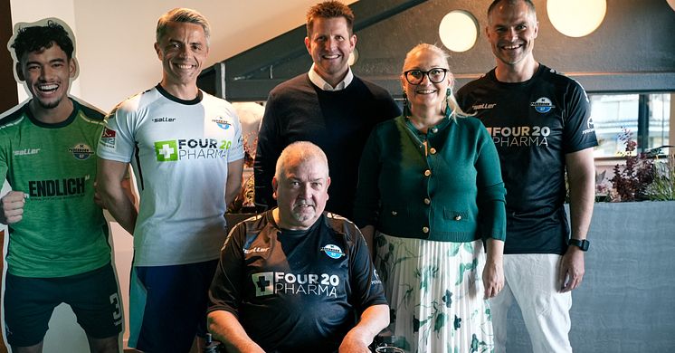 (h.v.l.): Thomas Schatton (CEO Four 20 Pharma), Dr. Philipp Hoffmann (Apotheker), Beatrix Schmiedel (Moderatorin), Dr. Matthias Giesel (Arzt) und (vorne) Michael Hagemeier (MS-Patient) / Foto: BeAStar-Productions