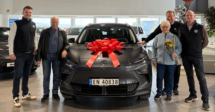 MG nr. 20.000 overlevert til Gerd og Tor Strømsvik hos Adserø Bil i Trondheim. Sammen med daglig leder for MG-forhandleren i Trondheim, Ketil Adserø, samt Ole Petter Blaadammen og Fredrik Moe-Samsing fra MG Norge.