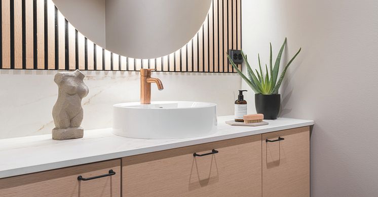 Puustelli tar sin välkända design och hållbarhet från köket till hela hemmet – även badrum, hall och tvättstuga. Med fokus på funktion, miljö och estetik skapas smarta, slitstarka lösningar som håller över tid och binder ihop hemmet till en helhet