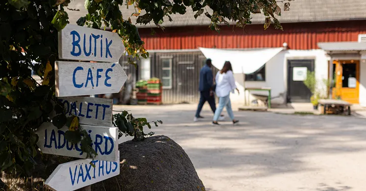 Två personer går in i en lantlig butik