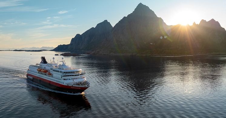 MS Nordnorge i Lofoten. Foto: Espen Mills / Hurtigruten
