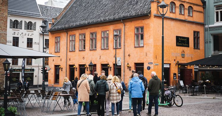 Ryggen til folk som går.