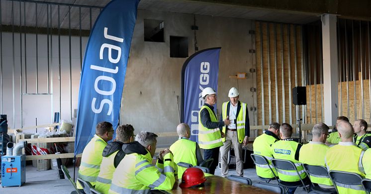 Nu är väggar och tak på plats på Solar Sveriges nya logistikcenter i Kumla. Detta firades med en traditionsenlig taklagsfest den 2 april 2025. 