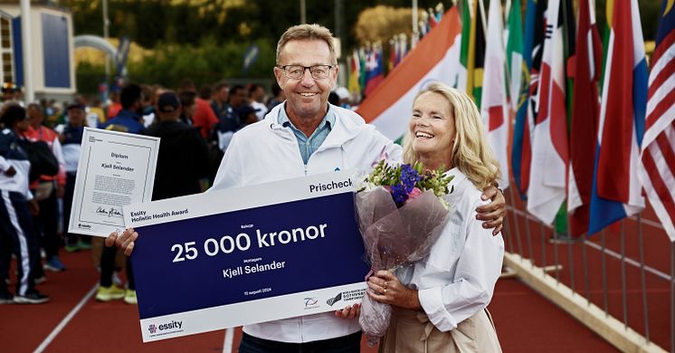 Kjell Selander tillsammans med Christina Rydebrink, vd Essity Hygiene and Health AB. Foto: Paul Wennerholm