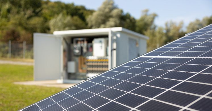 Digitale Ortsnetzstation und PV-Anlage