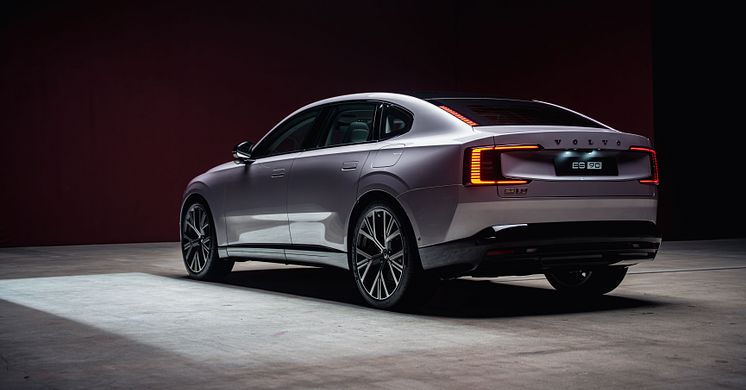 På billedet ses en sølvfarvet Volvo ES90