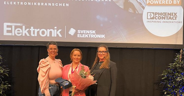 I mitten 2024 års vinnare Sofia Persson Björk som flankeras av Annelie Höst Pedersen (till vänster) och Susanne Dahl från Phoenix Contact AB 