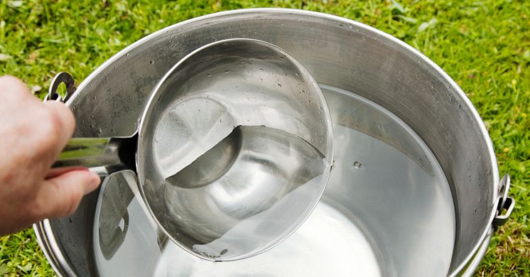 I krissituationer som naturkatastrofer eller andra samhällsstörningar kan stora avloppsreningsverk slås ut, medan enskilda avloppssystem ofta kan fortsätta fungera.