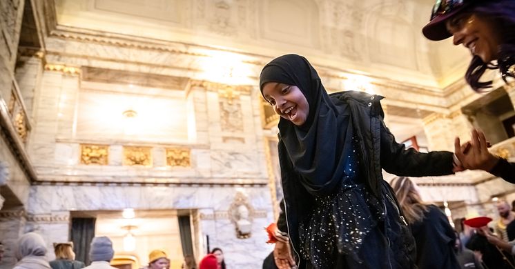 Barn i utsatthet bjöds in till Clowner utan Gränsers Drömgala på Dramaten. Efter föreställningen fick alla prova på cirkus. Fotograf Elin Bryngelsson Lidestedt