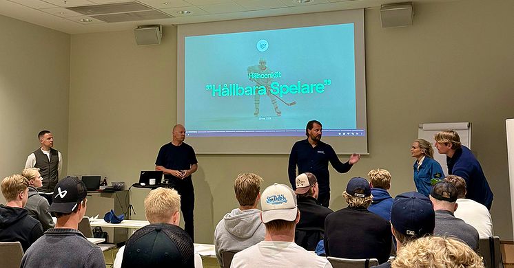 Oscar Larsson och Mats Sundin från IMR presenterar resultaten från enkäten tillsammans med Erik Zachrisson, Klara Stenberg och Anton Hedman från SICO