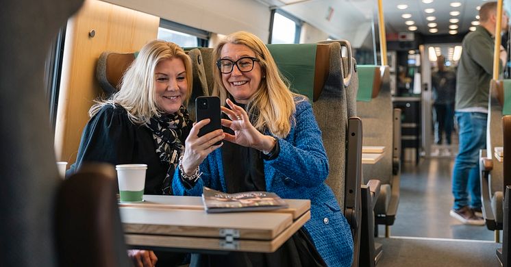 Två vänner i bistron på SJs upprustade X 2000.