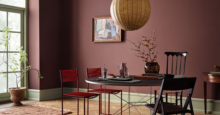 Jotun 2951 Sophisticated Red er en ekte klassiker som bringer med seg eleganse og et anstrøk nostalgi til rommet. 