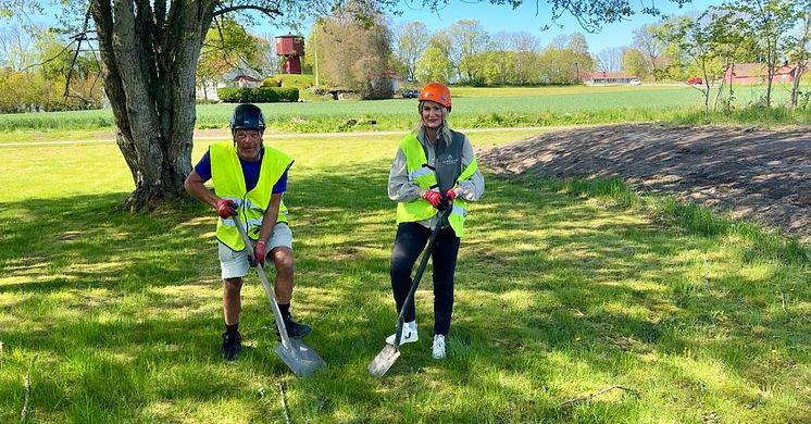 Första spadtaget för Classicums nya visningsträdgård med växthus, orangerier och uterum i Vallda. Anna Bertland, vd för Classicum Växthus och Michael Karlsson, försäljningsansvarig i Vallda.