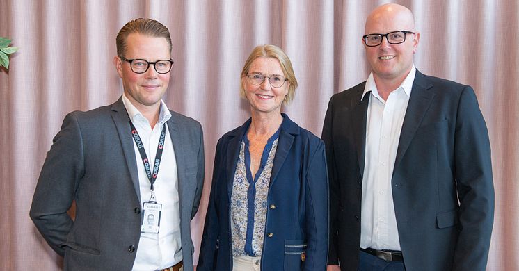 Martin Junblad, vd Cobab tillsammans med Åsa Hedenberg, tillförordnad vd och Håkan Lindblom, affärsområdeschef fastighetsutveckling på Huddinge Samhällsfastigheter. (Foto: Maja Hoffner)