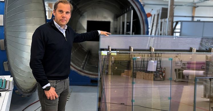 Fredrik Fränding, vd på ChromoGenics, vid företagets produktion av ConverLight® Dynamic – dynamisk glasfolie som reglerar värme och ljus i realtid för att minska energiförbrukningen i fastigheter..
