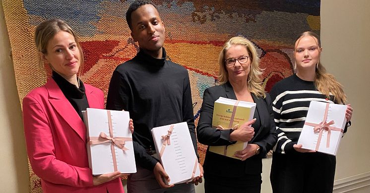 Friends generalsekreterare lämnar över namnunderskrifter tillsammans med Friends ungdomsråd