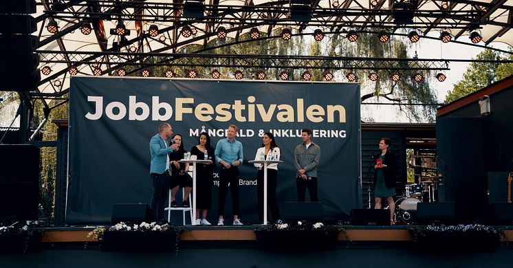 På Stora scenen i Kungsträdgården pågår panelamtal och föreläsningar hela dagen. Framför scenen finns det över 50 arbetsgivare söm söker personal.