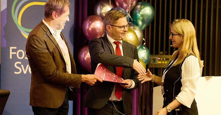 Daniel Liljeberg, statssekreterare hos energi- och näringsminister Ebba Busch tar emot gasbranschens uppgraderade färdplan. Foto: Pia Nordlander
