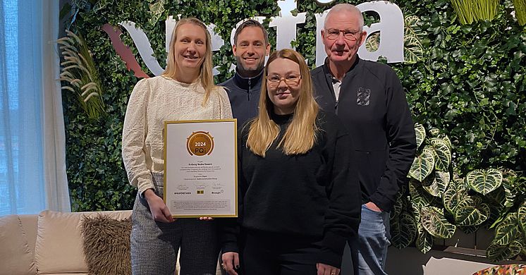 Stolta mottagare av kvalitetsutmärkelsen PQi – Utmärkt Projektkvalitet. Fr v Madeleine Wennerström, projektchef Higab; Robert Börjesson, platschef Vestia; Emilie Granieri, projektledare och Kalle Karlsson, projektledare båda från protek för Higab