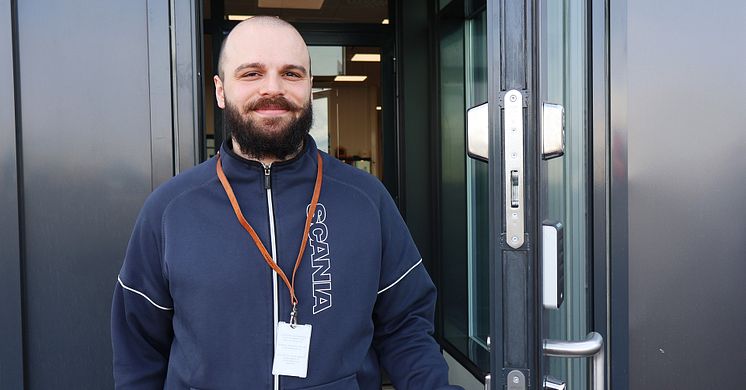 ”Pidän työstäni, sillä pääsen omalla panoksellani luomaan entistä turvallisempaa ja terveellisempää työympäristöä kaikille Scanialaisille!" Kertoo Faton Ruka.