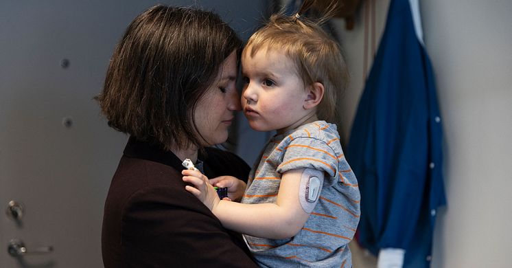Mamma kramar sin dotter med typ 1-diabetes