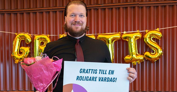Marcus håller upp bingovinsten på 50 000 kr.
