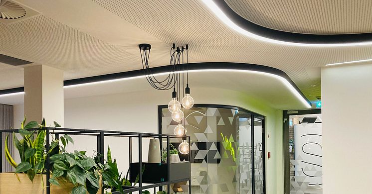 Foto: Astrid Weißenfeld. vr more Bankfiliale in Heide, Lichtkanal Curved folgt der architektonischen Raumlinie.