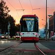 Eine Dortmunder Stadtbahn vor dem Sonnenuntergang.