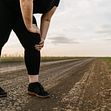 Die mit Lipödem einhergehenden Schmerzen können zu einem verändertem Laufverhalten führen. Foto: iStock / Vadym Petrochenko