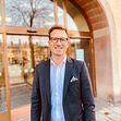 Per Skargren, vd på Sala Sparbank framför huvudkontoret i Sala. Banken har även kontor i Heby och Östervåla.