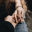 För den som går i tankar på att skilja sig kan sommaren innebära en tuff period där man ställs inför valet om man ska stanna i relationen eller inte.