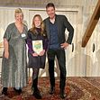 Skånes Djurparks Sara Samuelsson (i mitten) tog emot utmärkelsen för Årets Mötesplats i Skåne av Magasinet Skånes Kristina Olsson och Johan Wester som var moderator.