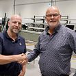 Administrerende direktør, Gunnar Glavin Nybø i Bygg Reis Deg og Administrerende direktør i Glass- og Fasadeforeningen, Bjørn Glenn Hansen, signerer avtale i GF sitt "treningslokale" på Ski. 