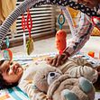 Bereits in den ersten Wochen beginnen Babys, ihre Umwelt durch Sehen, Hören und Tasten zu erkunden.