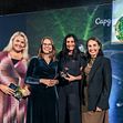 Caterina Camerani, VP Sustainability och Susanne Larsson, Group CFO, EVP IT, Digital Enablement, GBS, Indirect Procurement på Mölnlycke tar emot hållbarhetspris på Nobelprismuseet i Stockholm.
