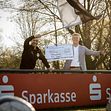 Sie geben alles: Helge Siewert von der Sparkasse den Spendenscheck fürs 11-Freunde-Projekt des FCE. Und Christian Rees (Vorstand Sport)  den Applaus von der Seitenlinie.