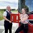 Bussföraren Malin Franzén och Linn Wennerström med ett av de skåp med mensskydd som placerats ut i norra Stockholm.