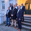 Die LSF-Gesellschafter Michael Flocke (1. Reihe, l.), Jan Lackmann (1. Reihe, Mitte), Alexander Möhring (2. Reihe, l.) und Christoph Sonntag (2. Reihe, Mitte) mit den Westfalen Weser Geschäftsführern Jürgen Noch (1. Reihe, r.) und Andreas Speith 