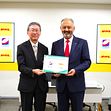 Kontraktssignering: Koji Moriyama, adm. direktør Cosmo Oil Marketing Co., Ltd til venstre, og Tony Khan, adm. direktør DHL Express Japan, til høyre.