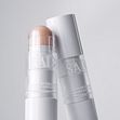 Wake Up the Glow All Over Dew Stick – ett silkeslent balm med hudvårdande egenskaper som ger en fräsch, daggig lyster på ett ögonblick.