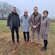Auf diesem Gelände soll künftig ein Elektrolyseur grünen Wasserstoff herstellen. Die Projektpartner v.l.n.r.: Georg Wigge (Stadtwerke), Andreas Speith (Westfalen Weser), Dr. Steve Flechsig (Wasserstoff Lichtenau), Ute Dülfer (Energiestadt Lichtenau)