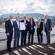 Frank Wenz, Leiter des Bereichs Förderkreditgeschäft bei der LBBW (3.v..l), übergab heute die Urkunde mit der Auszeichnung „Premium-Partner Förderberatung“ an Vertreterinnen und Vertreter der Sparkasse Freiburg-Nördlicher Breisgau.