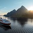 MS Nordnorge i Lofoten. Foto: Espen Mills / Hurtigruten